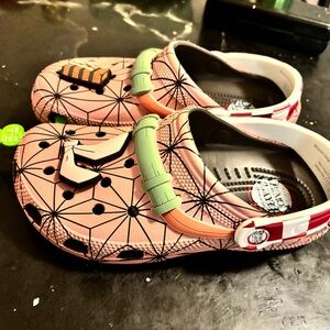 CROCS Nezuko size W6